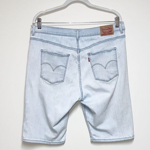 Levi’s Womens Classic High Rise Bermuda Shorts Faded blue Wash Sz 32 W - Picture 2 of 5